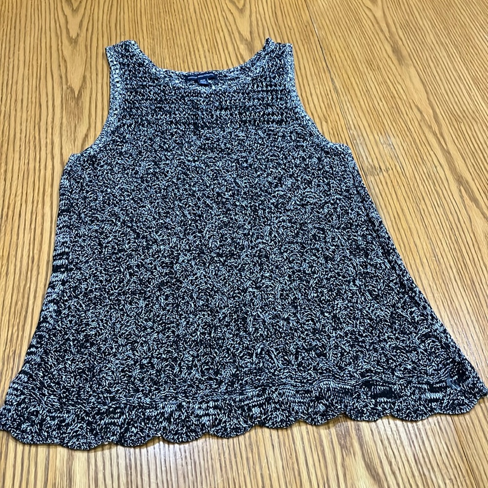NWOT American Eagle sweater vest. Beautiful pattern with scalloped bottom!